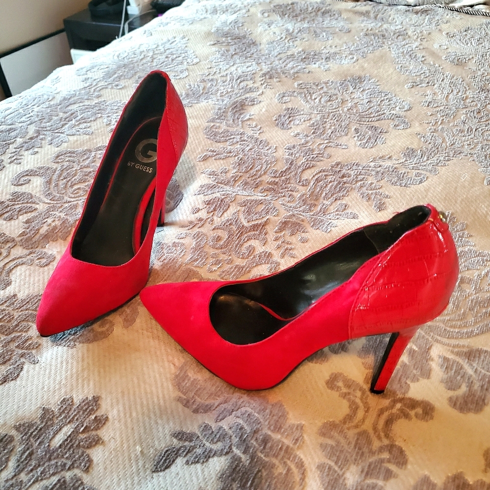 G by GUESS RED/BLACK/MERALLIC FELISITY PUMPS